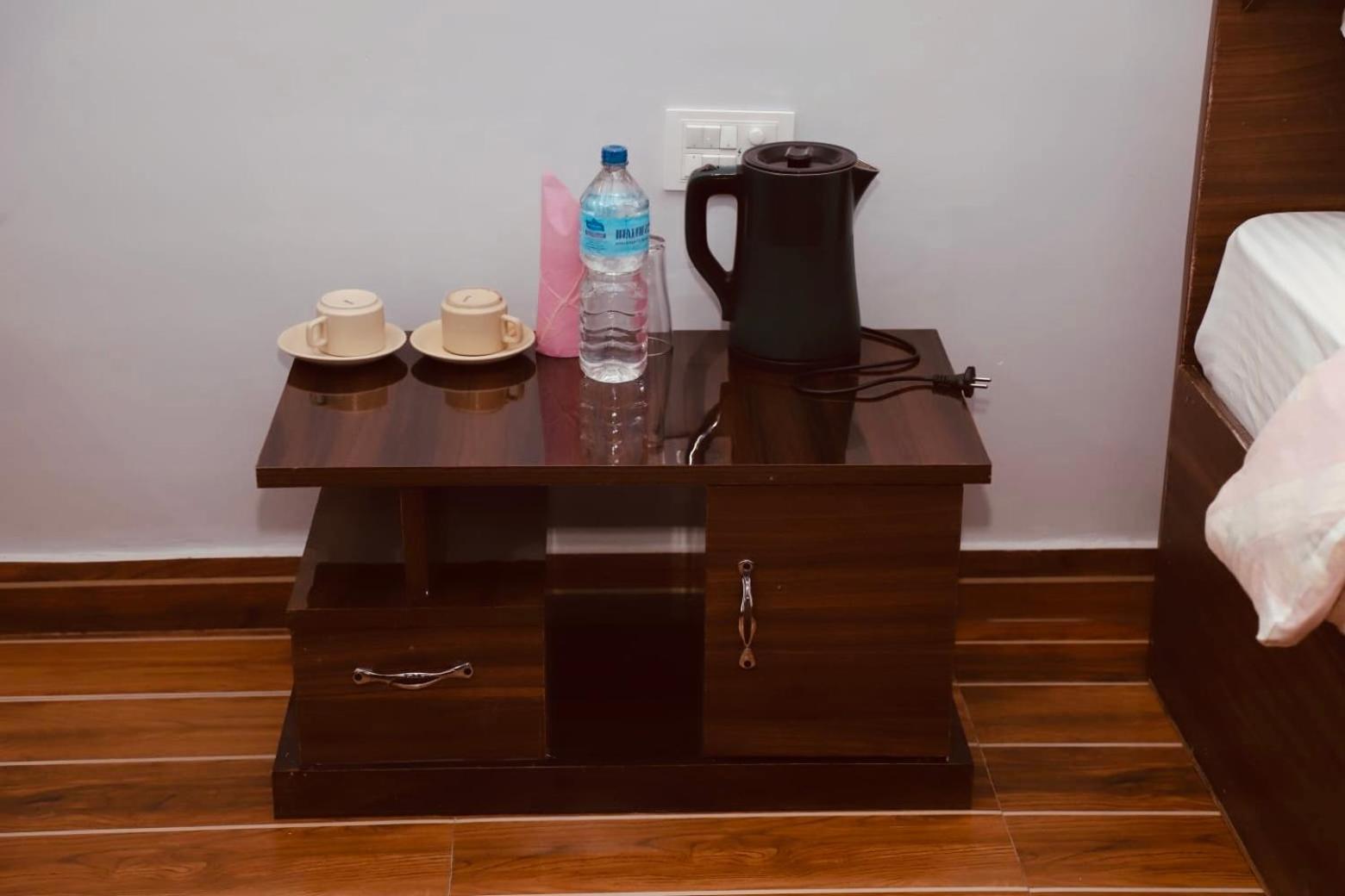 Typical Nepali Kitchen - No Pizza - No Pasta - No Problem !! Hotel Sauraha Eksteriør billede
