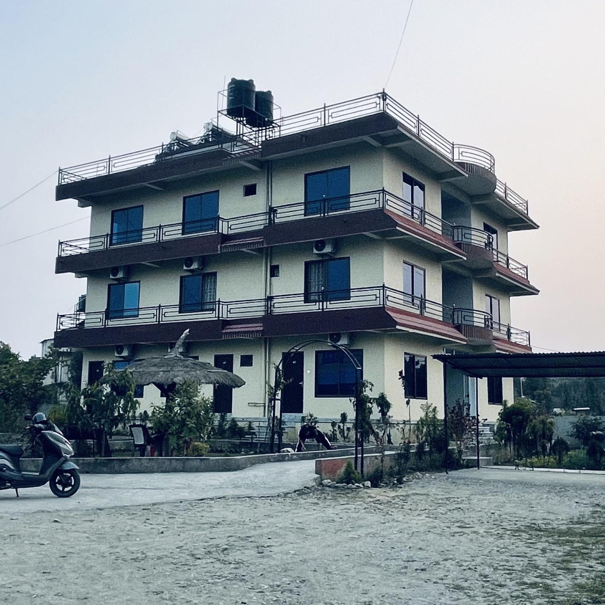 Typical Nepali Kitchen - No Pizza - No Pasta - No Problem !! Hotel Sauraha Eksteriør billede