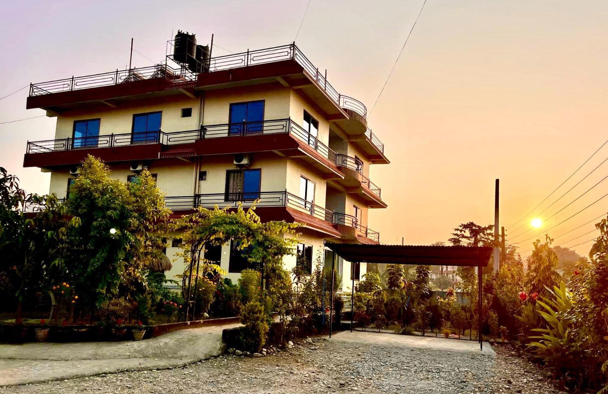 Typical Nepali Kitchen - No Pizza - No Pasta - No Problem !! Hotel Sauraha Eksteriør billede